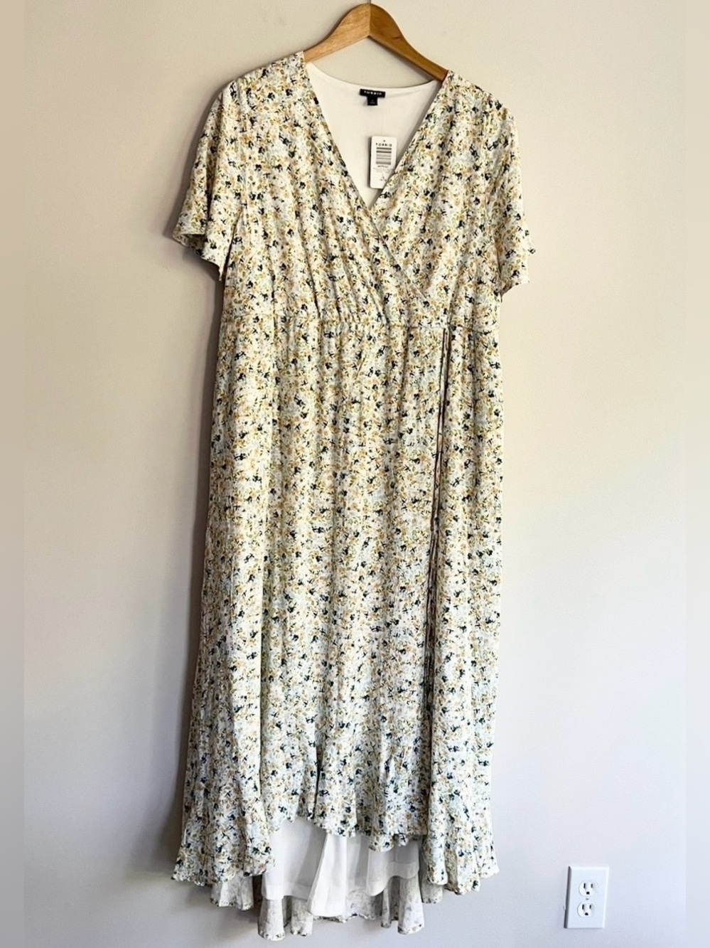 Torrid Cream Floral High Low Dress size 1X